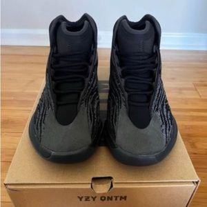 Yeezy QNTM men’s size 9. EUC only worn a few times.